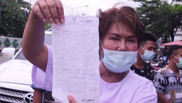 จบด้วยดี! เจ๊โรงโม่หิน มอบน้ำดื่ม ตร.ภาค4 สมานใจเหตุถูกล็อกล้อ