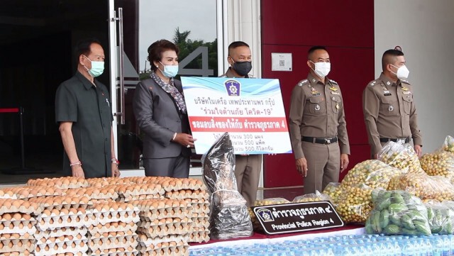 จบด้วยดี! เจ๊โรงโม่หิน มอบน้ำดื่ม ตร.ภาค4 สมานใจเหตุถูกล็อกล้อ