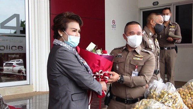 จบด้วยดี! เจ๊โรงโม่หิน มอบน้ำดื่ม ตร.ภาค4 สมานใจเหตุถูกล็อกล้อ