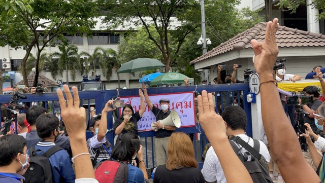 "พิธา-เจี๊ยบ" ส.ส.ก้าวไกล มอบดอกไม้ให้กำลังใจแม่แกนนำที่มารอฟังผลการประกันวันนี้