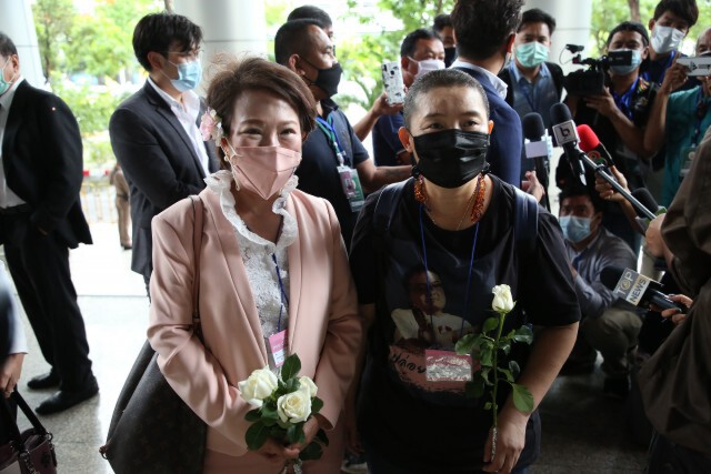 "พิธา-เจี๊ยบ" ส.ส.ก้าวไกล มอบดอกไม้ให้กำลังใจแม่แกนนำที่มารอฟังผลการประกันวันนี้
