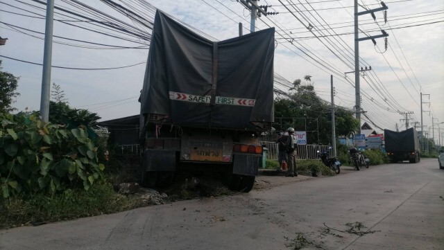 สลักหลุดพ่วงท้ายพุ่งชนทะลุรั้วบ้านพัง