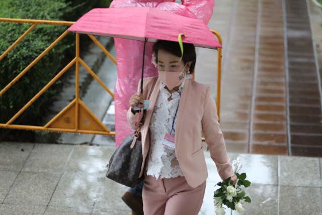 "พิธา-เจี๊ยบ" ส.ส.ก้าวไกล มอบดอกไม้ให้กำลังใจแม่แกนนำที่มารอฟังผลการประกันวันนี้