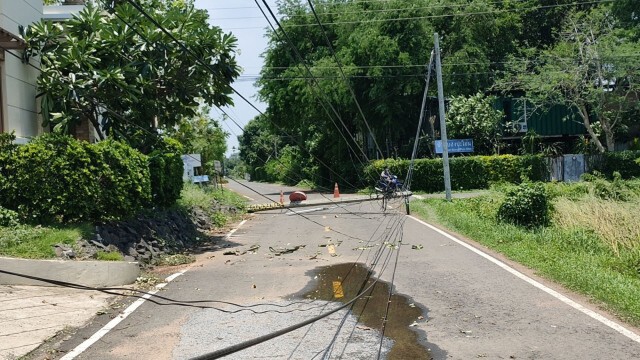พายุถล่ม 2 อำเภอร้านยางพังยับเสาไฟหักโค่นบ้านพังหลายหลัง