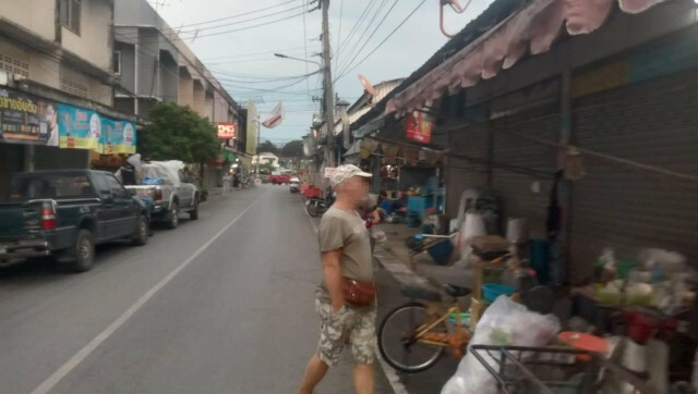ผวาทั้งตลาด-หนุ่มต่างชาติไม่สวมแมสก์