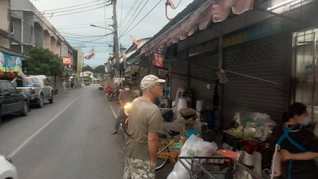 ผวาทั้งตลาด-หนุ่มต่างชาติไม่สวมแมสก์