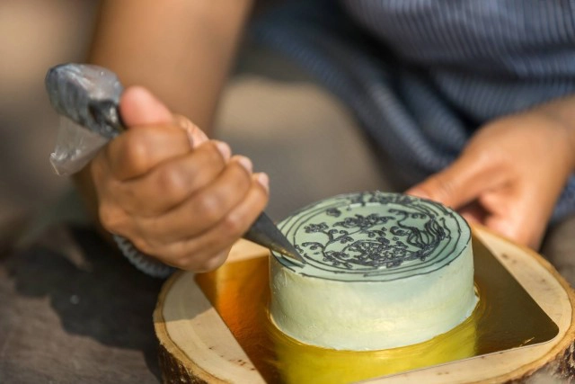 "เค้กสีนิล"ลวดลายสังคโลกสู่เบเกอรี่ไทยประยุกต์