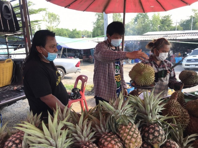วงดนตรีสู้พิษโควิด-ขายผลไม้สร้างรายได้