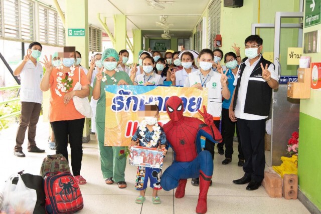 สุดประทับใจ ใส่ชุดสไปเดอร์แมนส่งน้องรักษาหายกลับบ้าน