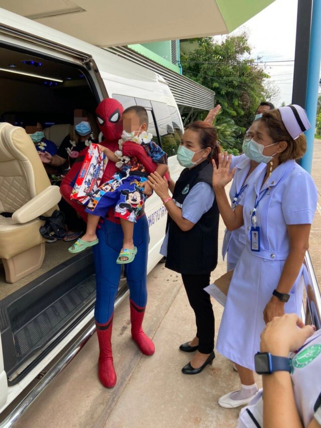 สุดประทับใจ ใส่ชุดสไปเดอร์แมนส่งน้องรักษาหายกลับบ้าน