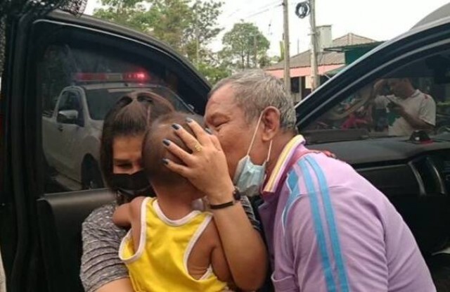 เด็กวัยขวบเศษติดภายในรถยนต์กระบะนานกว่า 1ชั่วโมง