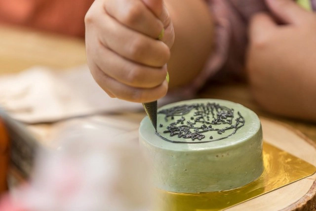 "เค้กสีนิล"ลวดลายสังคโลกสู่เบเกอรี่ไทยประยุกต์