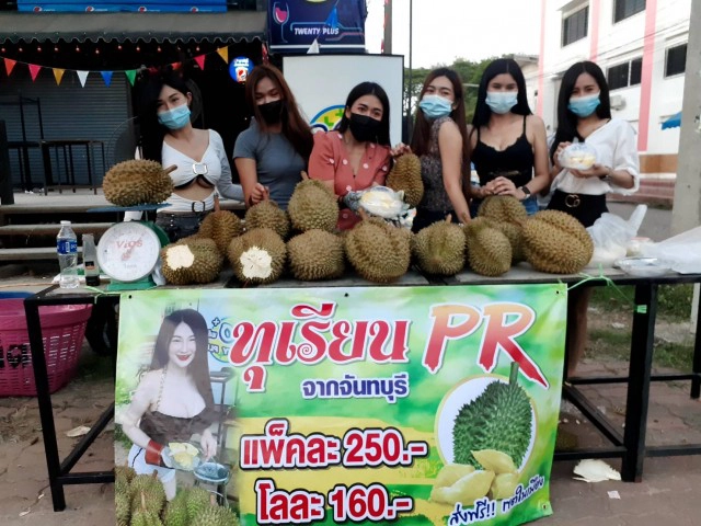 สาว PR ขายทุเรียนเมืองจันทั้งหน้าร้านและออนไลน์ยอดขาย 200 กก./วัน
