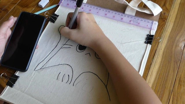 เด็กป.5ชอบศิลปะวาดรูปลงกระเป๋าผ้าหารายได้เสริม