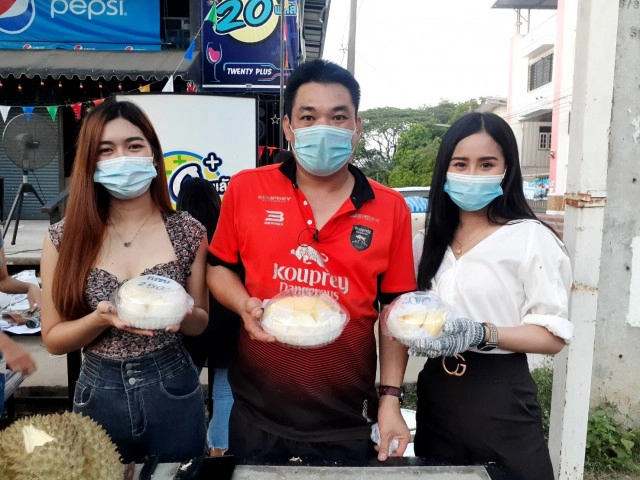สาว PR ขายทุเรียนเมืองจันทั้งหน้าร้านและออนไลน์ยอดขาย 200 กก./วัน
