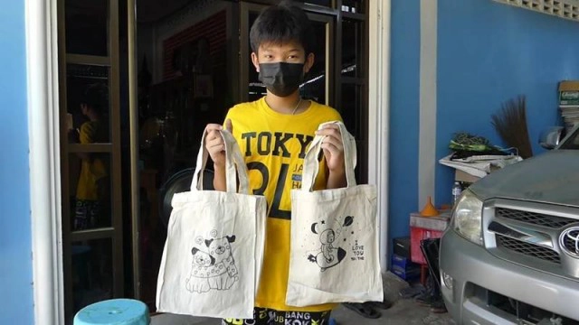 เด็กป.5ชอบศิลปะวาดรูปลงกระเป๋าผ้าหารายได้เสริม