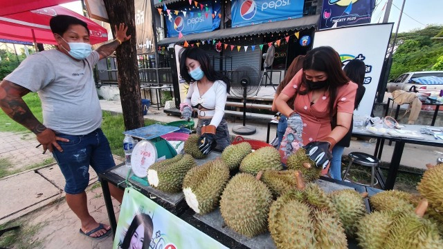 สาว PR ขายทุเรียนเมืองจันทั้งหน้าร้านและออนไลน์ยอดขาย 200 กก./วัน