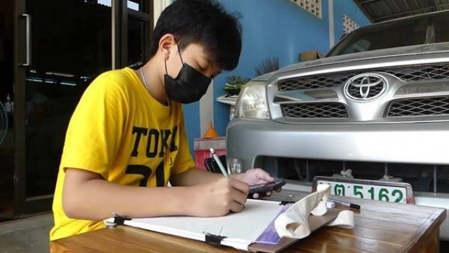 เด็กป.5ชอบศิลปะวาดรูปลงกระเป๋าผ้าหารายได้เสริม