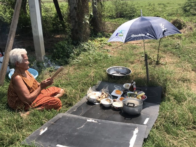 ชาวนาแลกหว่านข้าวตามพิธีโบราณ