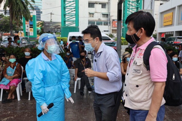 "ปริญญ์" ศปฉ.ปชป. จับมือเครือข่าย แก้ปัญหาสาธารณสุขควบคู่ปากท้อง ตรวจเยี่ยมพื้นที่ฉีดวัคซีน คลองเตย