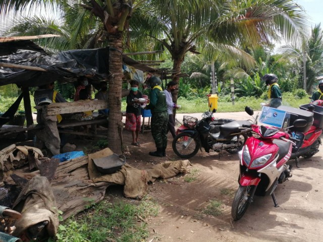 พล.ม.1 จัดรถครัวสนามให้บริการอาหารชาวบ้านตำบลป่าเลา พื้นที่ควบคุมสูงสุด
