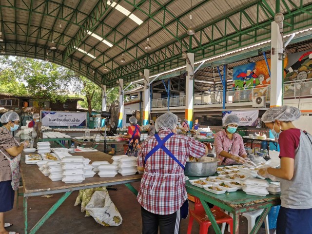 โรงครัวเนชั่นปันสุขวันที่ 2 สู้ภัยโควิดที่ชุมชนคลองเตย สุขใจทั้งผู้ให้และผู้รับ