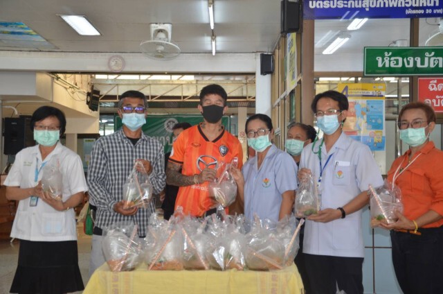 มอบอาหารให้ทีมแพทย์พยาบาล ส่วน สสจ.กาฬสินธุ์ พบผู้ป่วยเพิ่ม 2 ราย