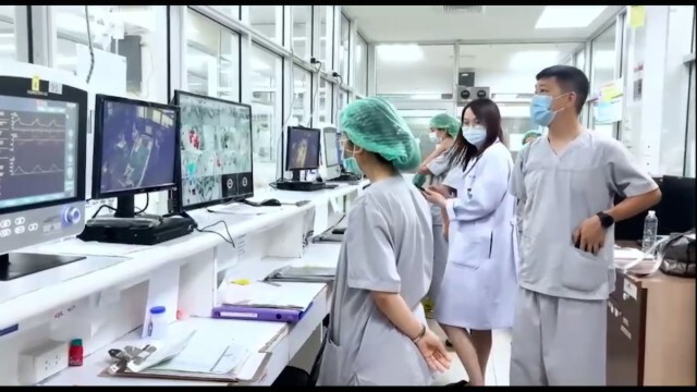 เจ้าหน้าที่นำร่างผู้เสียชีวิตจากโควิด 19 ประกอบพิธี