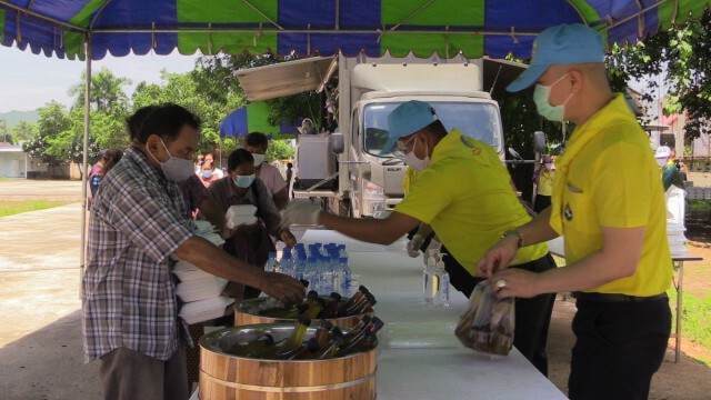 พล.ม.1 จัดรถครัวสนามให้บริการอาหารชาวบ้านตำบลป่าเลา พื้นที่ควบคุมสูงสุด