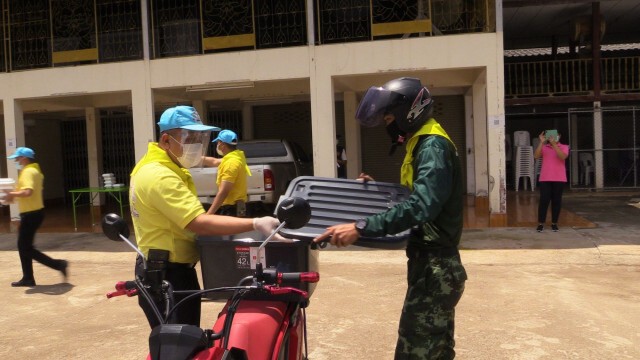 พล.ม.1 จัดรถครัวสนามให้บริการอาหารชาวบ้านตำบลป่าเลา พื้นที่ควบคุมสูงสุด