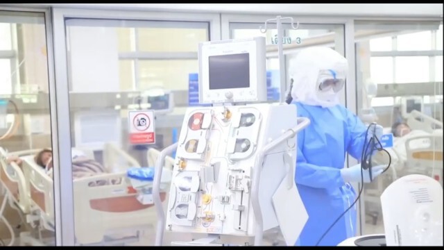เจ้าหน้าที่นำร่างผู้เสียชีวิตจากโควิด 19 ประกอบพิธี
