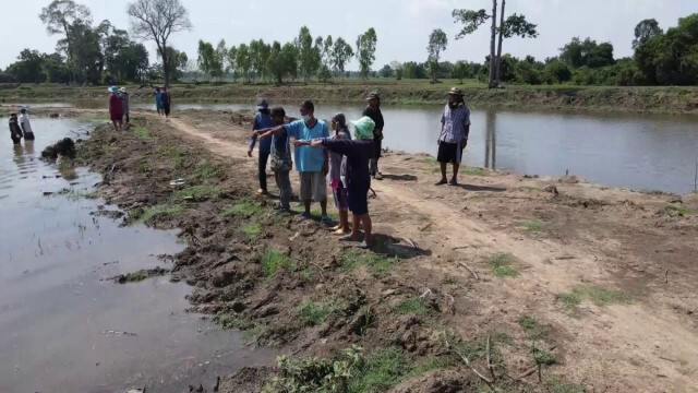 เกษตรกรโวยรัฐขุดลอกลำห้วยปิดทางระบายทำน้ำท่วมนาข้าวพันไร่