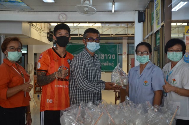 มอบอาหารให้ทีมแพทย์พยาบาล ส่วน สสจ.กาฬสินธุ์ พบผู้ป่วยเพิ่ม 2 ราย
