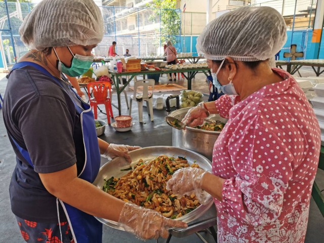 โรงครัวเนชั่นปันสุขวันที่ 2 สู้ภัยโควิดที่ชุมชนคลองเตย สุขใจทั้งผู้ให้และผู้รับ