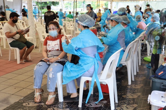 "ปริญญ์" ศปฉ.ปชป. จับมือเครือข่าย แก้ปัญหาสาธารณสุขควบคู่ปากท้อง ตรวจเยี่ยมพื้นที่ฉีดวัคซีน คลองเตย