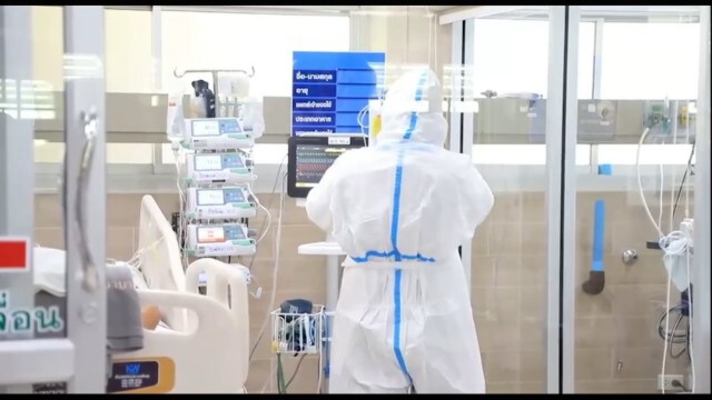 เจ้าหน้าที่นำร่างผู้เสียชีวิตจากโควิด 19 ประกอบพิธี