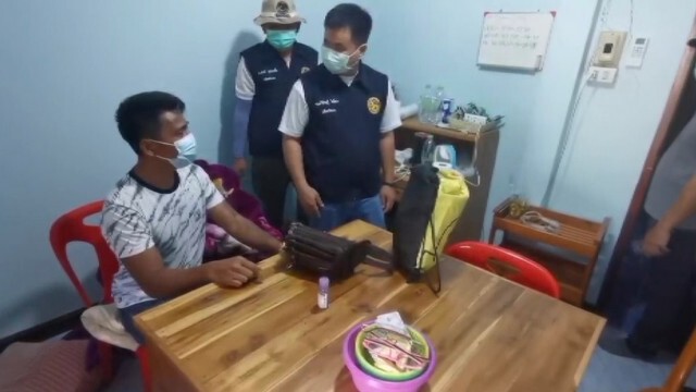 จับ5นักพนันเล่นไพ่รัมมี่