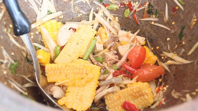 พิษโควิดหมอลำซิ่งตกงานแต่งชุดหมอลำขายส้มตำหารายได้