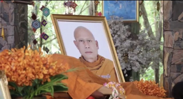 ลูกศิษย์หลวงพ่อกล้วยหลั่งไหลสรงน้ำศพก่อนบรรจุโลงแก้ว