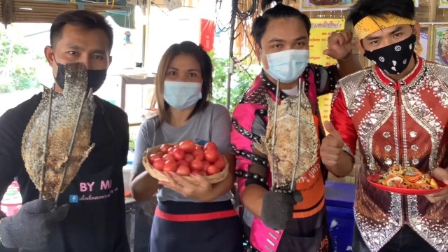 พิษโควิดหมอลำซิ่งตกงานแต่งชุดหมอลำขายส้มตำหารายได้