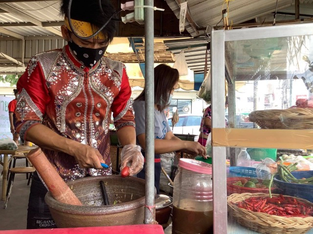 พิษโควิดหมอลำซิ่งตกงานแต่งชุดหมอลำขายส้มตำหารายได้