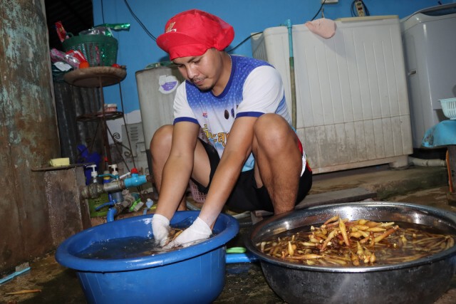 หนุ่มชลประทานทำน้ำกระชายขาวสกัด-โกยวันละ3พันบาท
