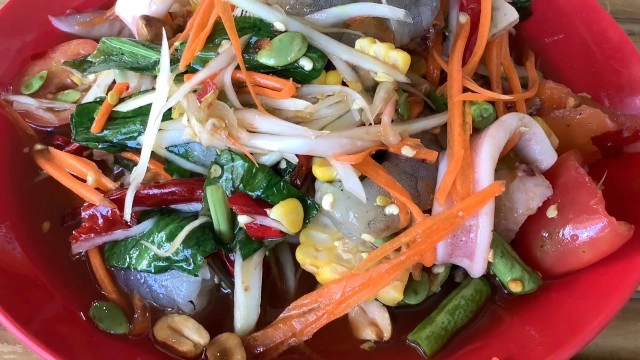 พิษโควิดหมอลำซิ่งตกงานแต่งชุดหมอลำขายส้มตำหารายได้