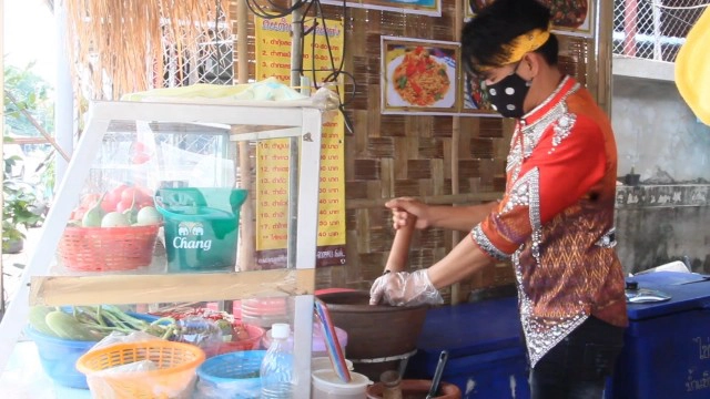 พิษโควิดหมอลำซิ่งตกงานแต่งชุดหมอลำขายส้มตำหารายได้