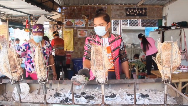 พิษโควิดหมอลำซิ่งตกงานแต่งชุดหมอลำขายส้มตำหารายได้