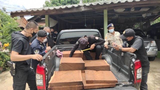 จับ"ไม้เถื่อน"ซุกรถบ้านอดีตผญบ.