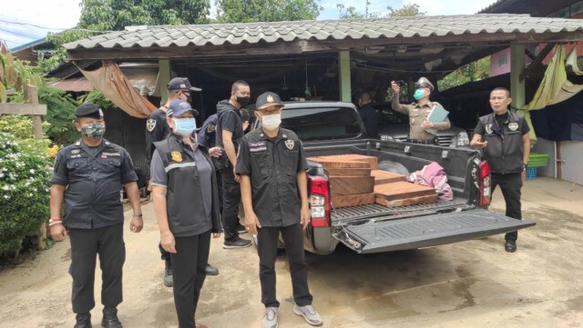 จับ"ไม้เถื่อน"ซุกรถบ้านอดีตผญบ.