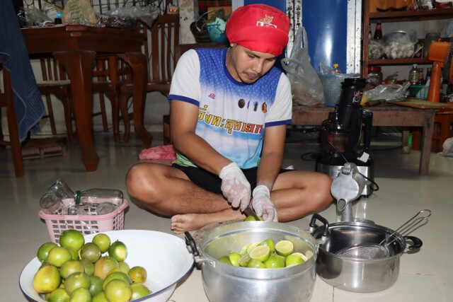 หนุ่มชลประทานทำน้ำกระชายขาวสกัด-โกยวันละ3พันบาท