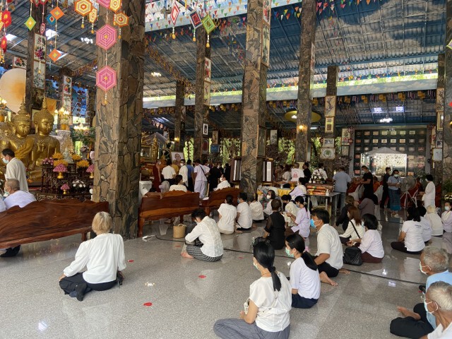 ลูกศิษย์หลวงพ่อกล้วยหลั่งไหลสรงน้ำศพก่อนบรรจุโลงแก้ว