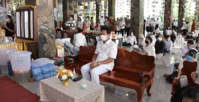 ลูกศิษย์หลวงพ่อกล้วยหลั่งไหลสรงน้ำศพก่อนบรรจุโลงแก้ว